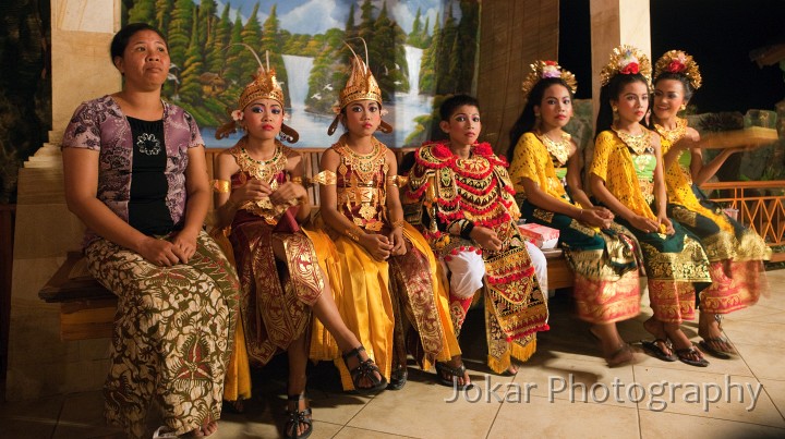 Amed_20100509_101.jpg - Dancers waiting backstage, Amed, Karangasem, Bali