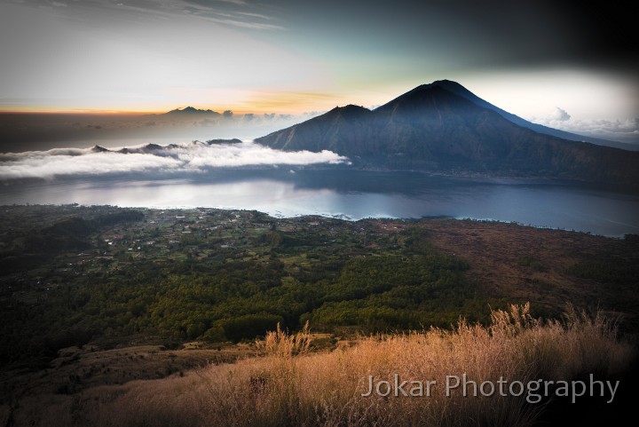 Gunung_Batur_20100620_026.jpg - Mt Rinjani, Agung and Abang, seen from top of Mt Batur at dawn, Bali