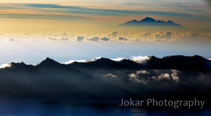 Gunung_Batur_20100620_104.jpg - Lake Batur and Mt Rinjani (Lombok), seen from the top of Mt Batur at dawn, Bali
