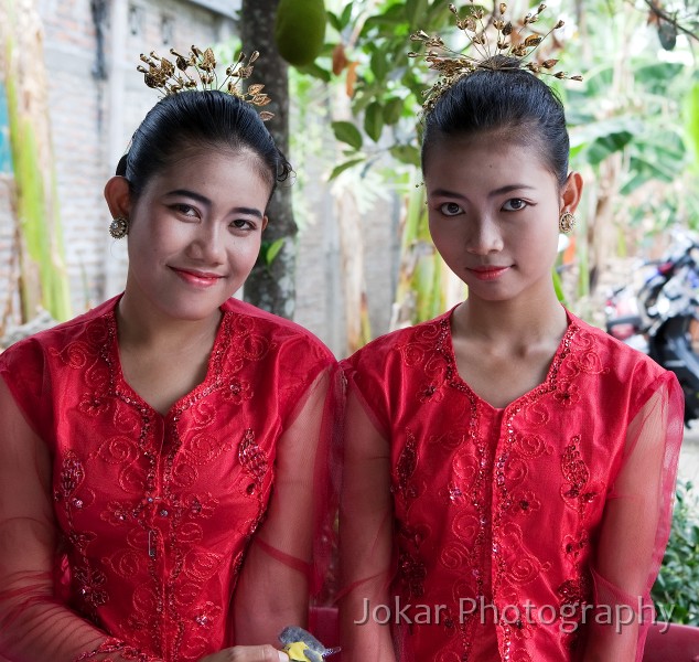 Jogja_Katie_Yoyok_wedding_20091031_012.jpg - Welcoming wedding guests, Pleret, near Jojakarta, Central Java