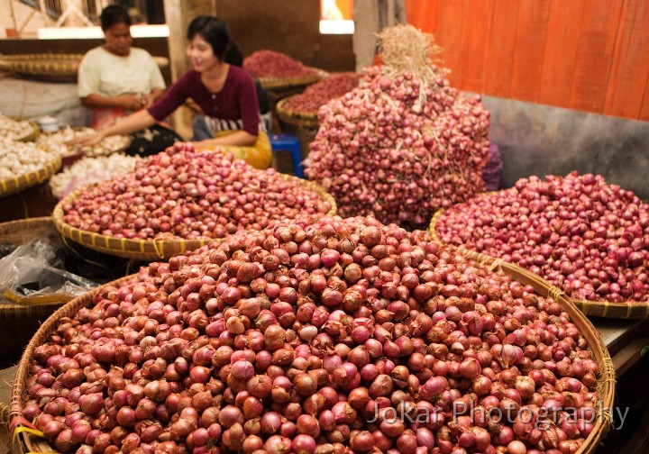 Jogja_Pasar_Beringharjo_20091107_039.jpg - Onion sellers, Pasar Beringharjo, Jogjakarta, Central Java