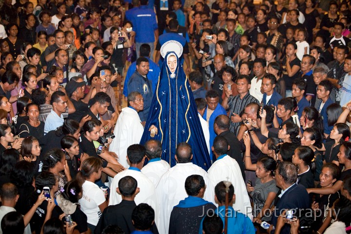 Larantuka_Paskah_20100403_187.jpg - Tuan Ma returns to the Cathedral after Easter procession, Larantuka, Flores