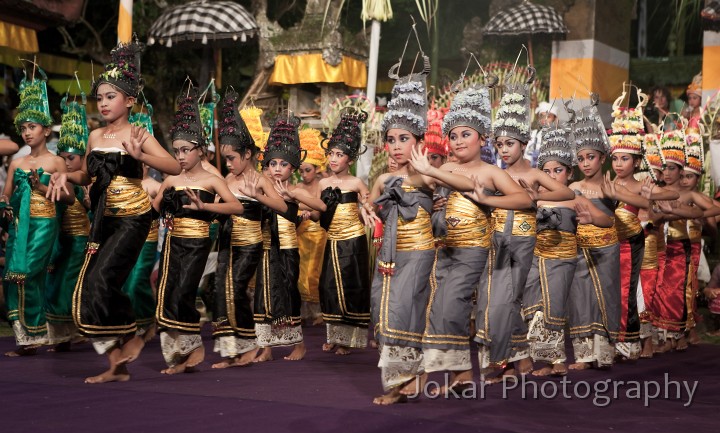 Pura_Gunung_Lebah_20100303_131.jpg - Dancing before the Calonarang, Pura Gunung Lebah, Ubud, Bali