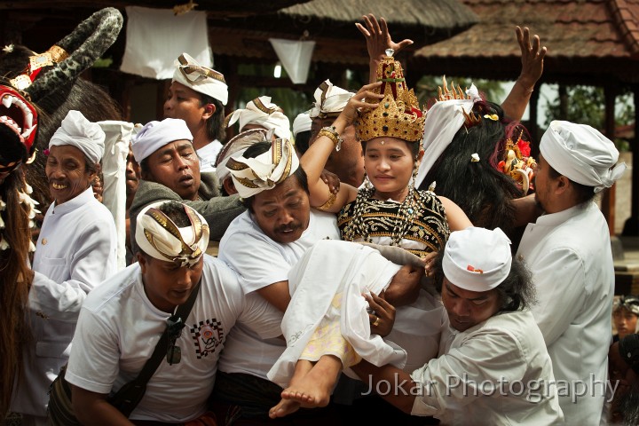 Pura_Puncak_Penulisan_20100801_208.jpg - Pedanda (High Priest) carried safely through the crowd, Pura Puncak Penulisan, Bali