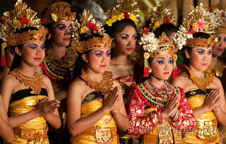 Puri_Ubud_Legong_dance_20100410_235.jpg - Dancers take a bow, Ubud Palace, Bali