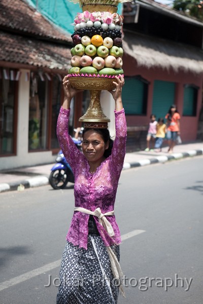 Ubud_temple_ceremony_20091129_015.jpg - Carrying offereings down Jalan Kajeng to ceremony at Pura Desa, Ubud, Bali