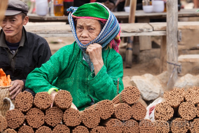 Vietnam_20131117_0944.jpg - Green H'mong woman selling incense, Dong Van market