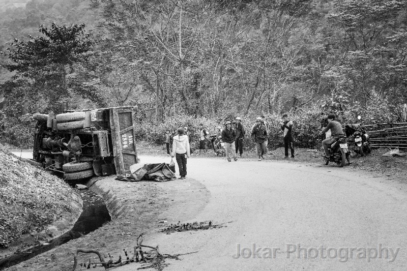Vietnam_20131118_1181.jpg - Truck accident near Bao Lac