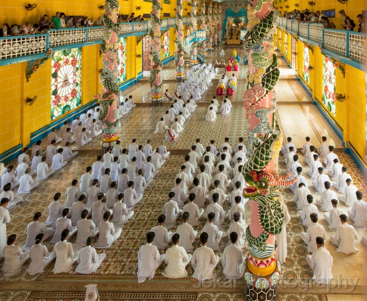 Vietnam_20131207_2767.jpg - Noon prayers at the Cao Dai temple, Tay Ninh