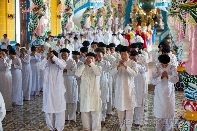 Vietnam_20131207_2837.jpg - Noon prayers at the Cao Dai temple, Tay Ninh