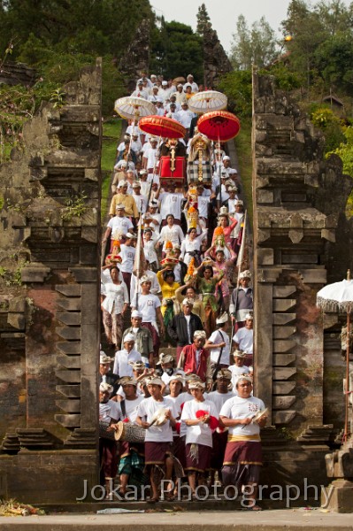 Pura_Puncak_Penulisan_20100801_233.jpg - 33. PURA PUNCAK PENULISAN #3 - A procession of villagers from Demulih (near Bangli), leaving the Pura Puncak Penulisan, the highest temple in Bali, after completing their ceremonies.